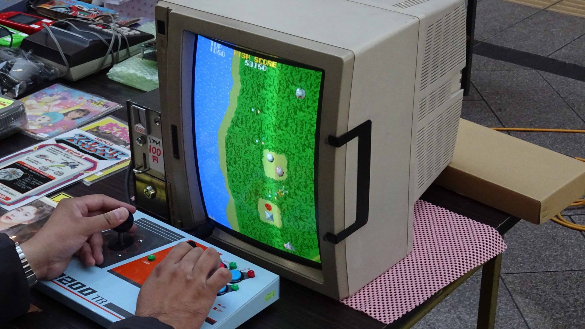 おそらくPCモニターであるがメーカーは不明。RGB21入力があるPCモニター自体も特殊であるため、希少である