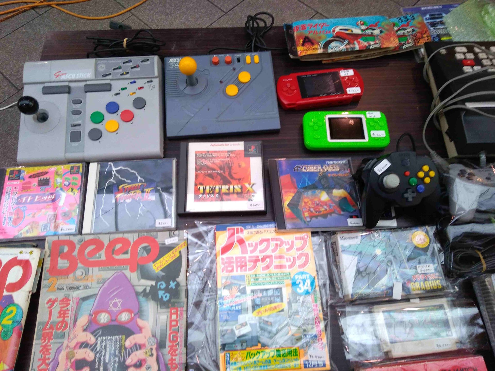 ファミコン、スーパーファミコンのスティックコントローラー（アケコン？）も陳列さている