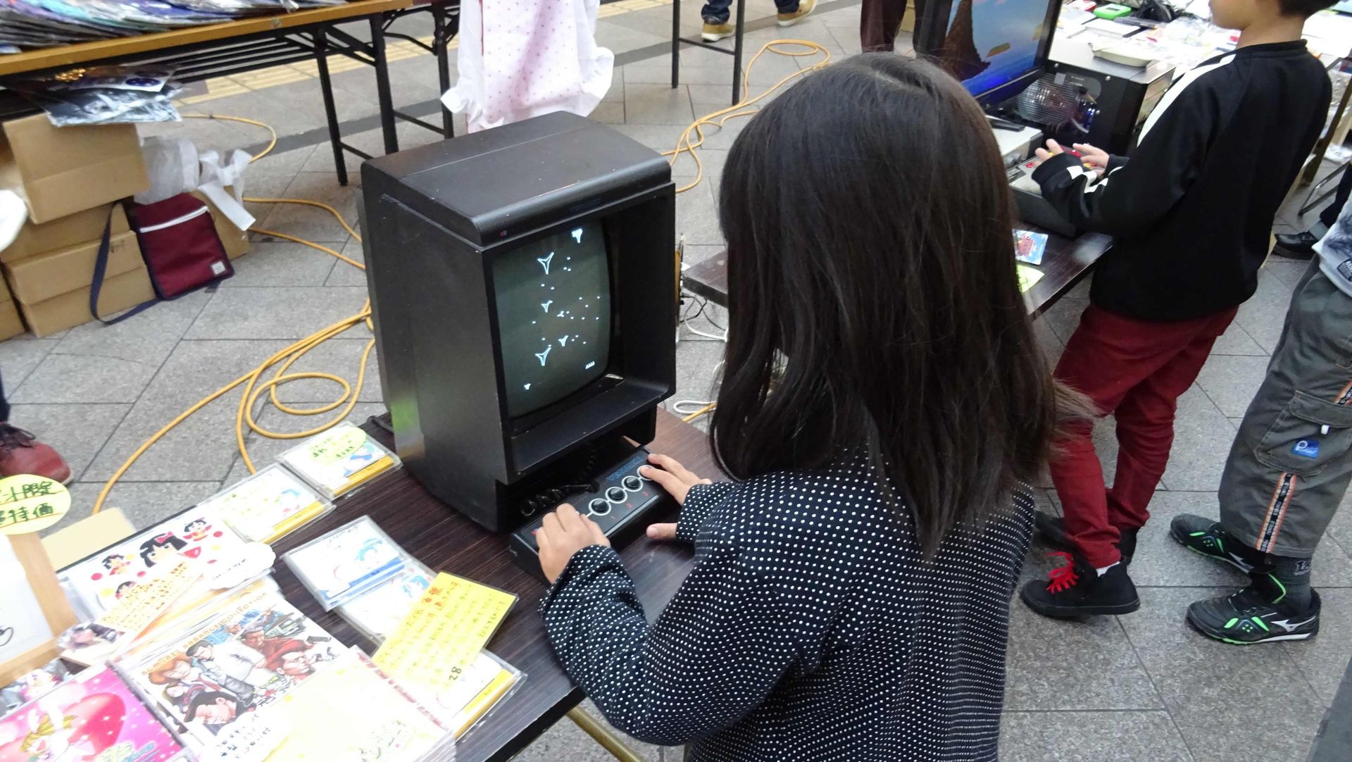 筆者も知らない卓上型ゲーム機。ゲームの内容はおそらく「アステロイド」