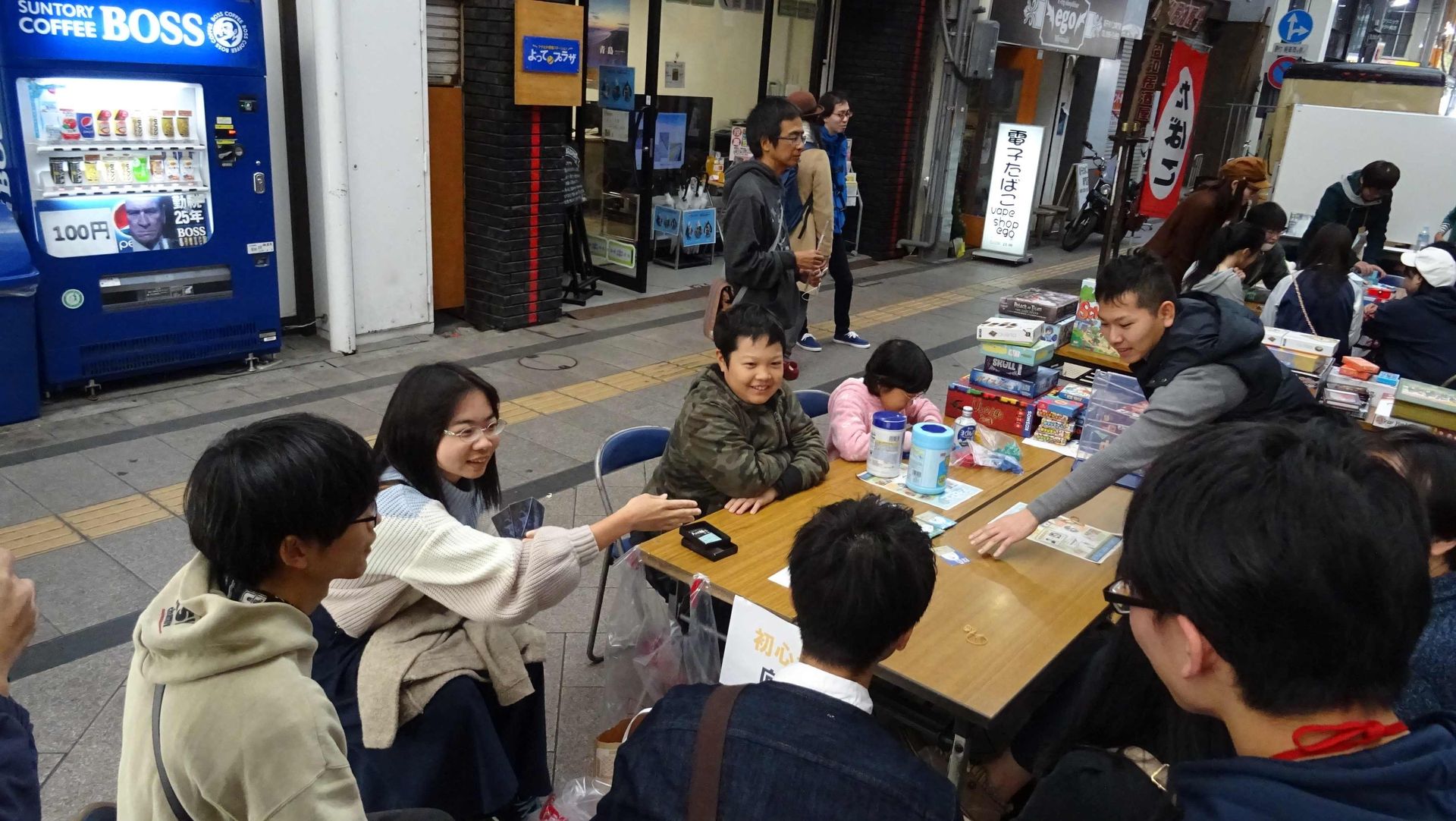 いっしょに遊んでいる相手の表情を伺う息子