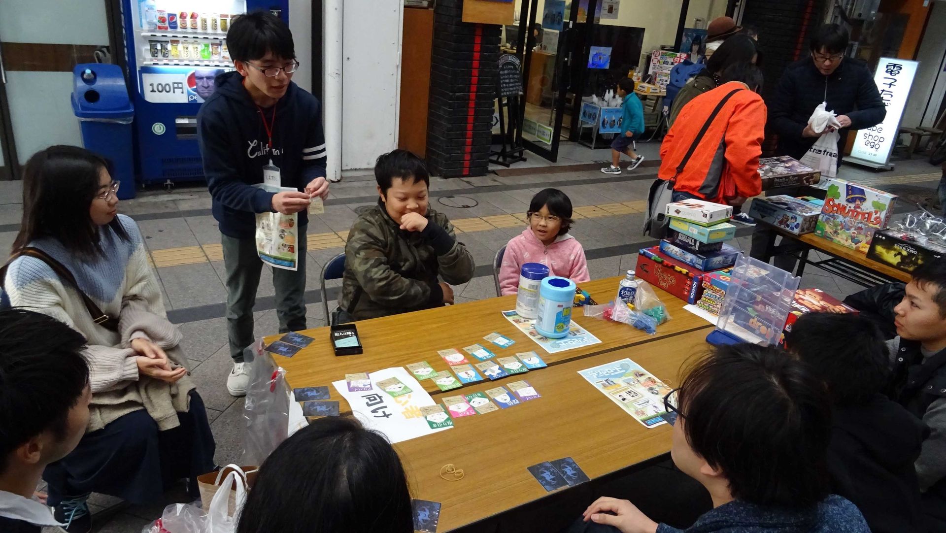 誰のどのカードを選ぶか、真剣に悩んでいる。楽しさが顔からにじみ出ている