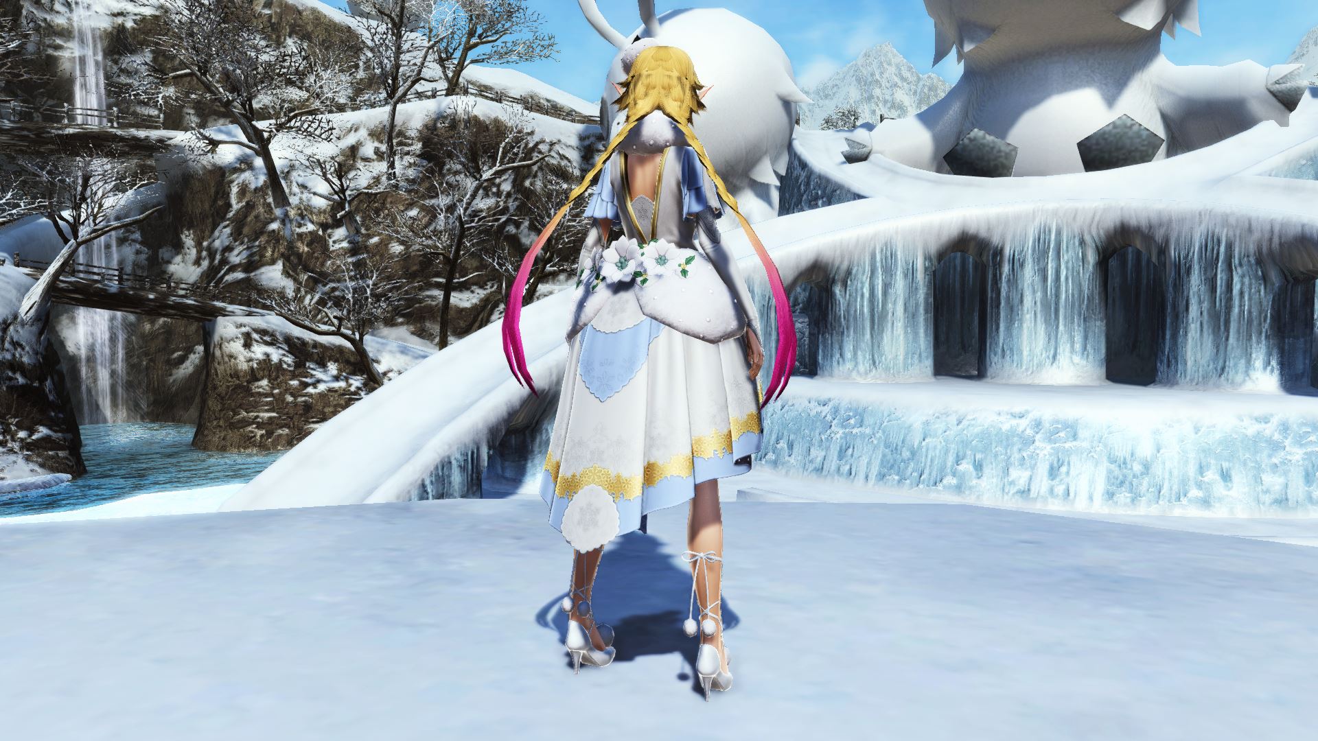 パールを散りばめたボアが可愛いショート丈のコート。雪を思わせるデザインは、冬の装いにぴったり