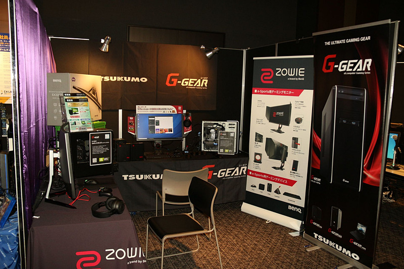 G-GEAR（Project White）とBenQは共同でブースを展開。弊誌でもレビュー（<a href="https://game.watch.impress.co.jp/docs/review/1154948.html" class="n" target="_blank">参考記事</a>）をお届けした湾曲モニターEX3200Rの試遊が可能