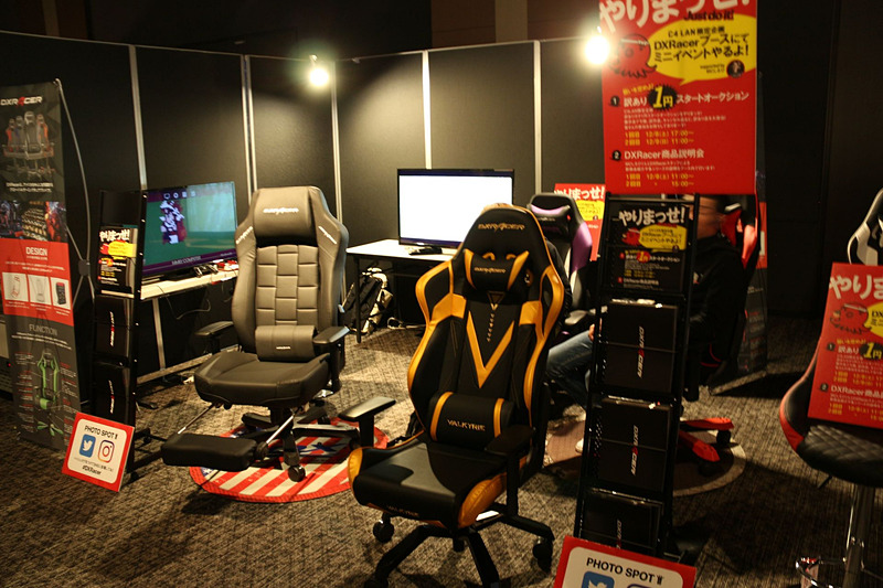 歩き疲れたらこっそり休みに行きたいDXRACERブース。最新のゲーミングチェアが勢揃いしている