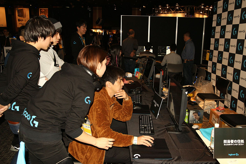 ロジクールブースは、最新ギアの貸し出しと、マウスを動かす速度を競うコンテスト、次期製品開発のためのアンケートなどを実施している