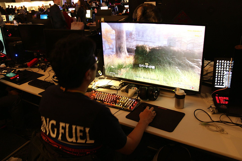 ビッグモニターでゲームを遊ぶコミュニティ