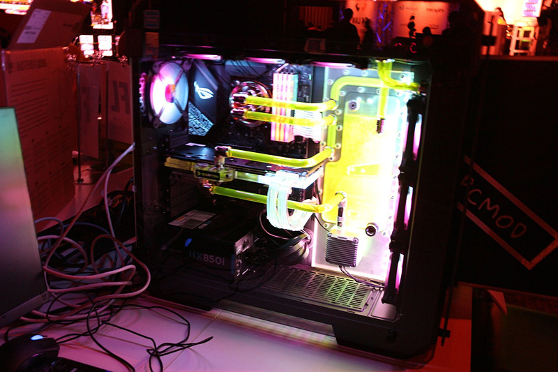 LANパーティーならではのデコPCコミュニティ