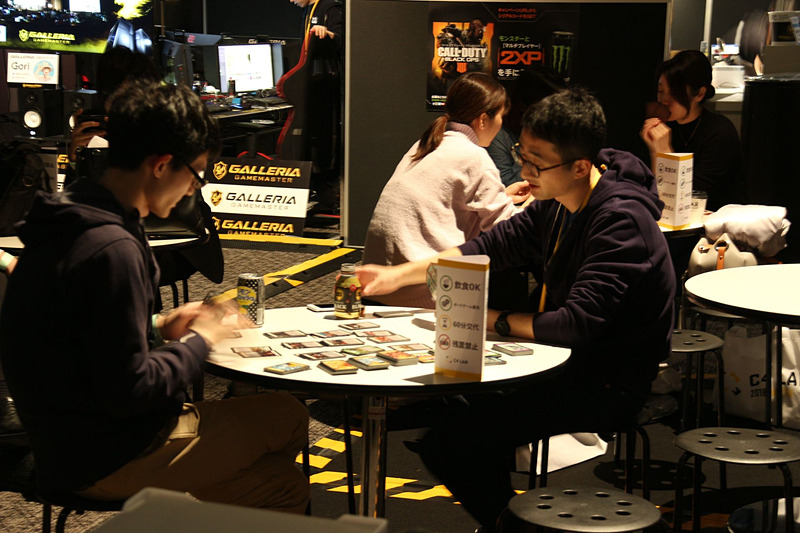 会場であえてカードゲームやボードゲームをプレイしているコミュニティもいる