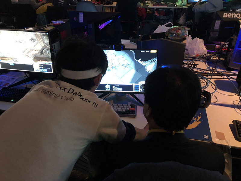 日本有数の結束の高さと活発な活動を行なう「Starcraft」コミュニティの皆さん。会場に入って右側手前側の一角を、コミュニティ共有で陣取っており、希望すればゼロから「Starcraft II」を教えてくれるという