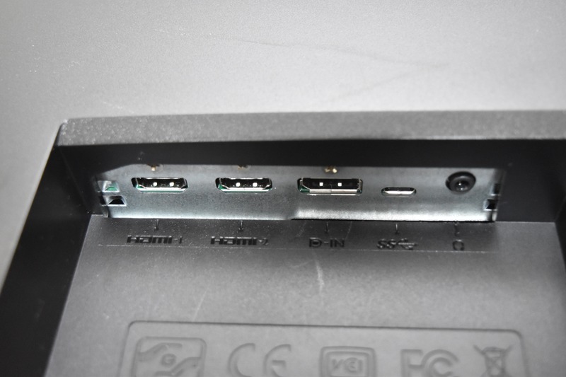 液晶側の入力端子に何が何個あるかは必ず確認しておこう。HDMIをDisplayPort、またはその逆に変換するケーブルは存在するが、配線が複雑になる上に機材の相性問題も出やすくなるのでオススメはできない