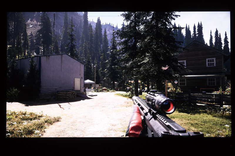 「Far Cry 5」をHDR液晶「PG27UQ」で表示させたところ。上の通常時に対し、下のHDR有効時は地面の明るい部分がクッキリ出ている。ただ写真には写りにくいので、実機で判断して頂きたいところ