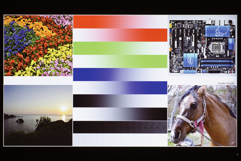 今のTN方式はナナメから見ると色味が黄色っぽく変化する。ただ実際ゲームで遊んでいて体も一緒に動く人でもない限り、ここまで色が変わる体験をするのは難しいだろう