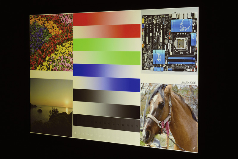 今のTN方式はナナメから見ると色味が黄色っぽく変化する。ただ実際ゲームで遊んでいて体も一緒に動く人でもない限り、ここまで色が変わる体験をするのは難しいだろう