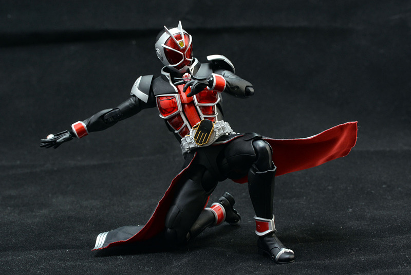 前蹴り、回し蹴り、片膝立ち、ローブを動かすことでアクションに動きが加わる