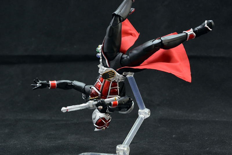 側転宙返り、ライダーキック。劇中の活躍を再現するのが楽しい