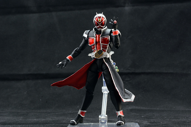 指の動きを考え交換用手首を付け替える。この時に指輪パーツも付け替える