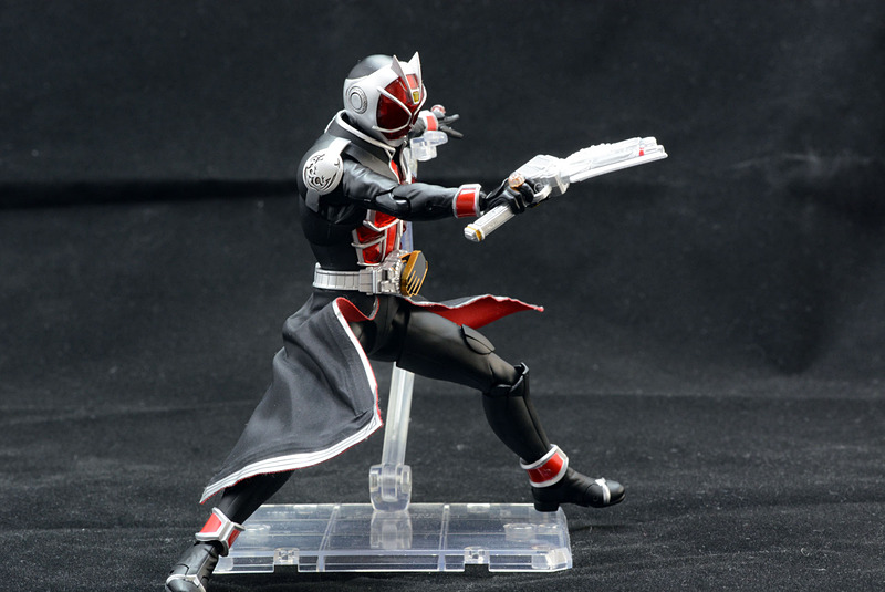 劇中の活躍をイメージしてポーズをとらせる