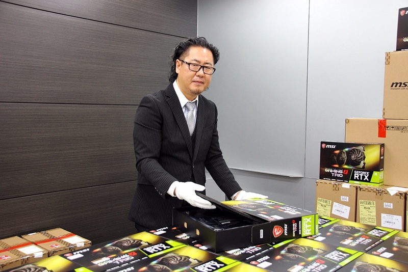 「ほんとにこれ中身入ってるんですか？」という問いに中身をチラ見せして本物であることをアピールする麥谷氏