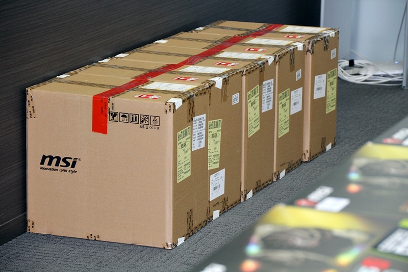 机の上には箱のボリュームが大きすぎて5×15の計75個しか並べられず、残りはまだこちらの箱の中にあるとか