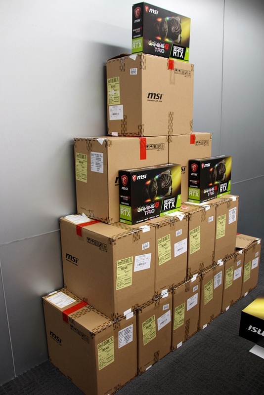 空き箱で作られたグラボ祭壇。だいぶ遊んだ形跡が見られる