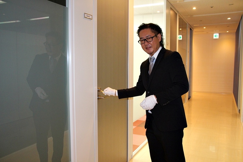 白手袋装着で慎重に鍵を開ける麥谷氏