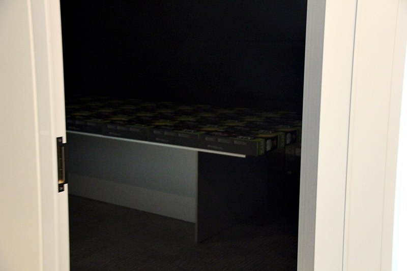 麥谷氏のあとに続いて部屋に入ると、中に何かが並んでいるようだが……？