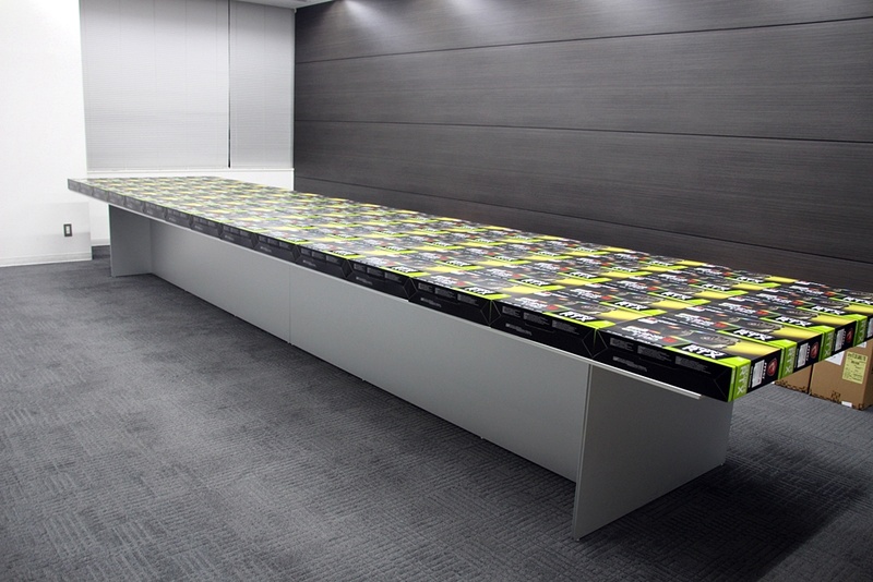 並んでいたのは「100グラボプレゼントキャンペーン」の景品、「MSI GeForce RTX 2080 GAMING X TRIO」だ！！