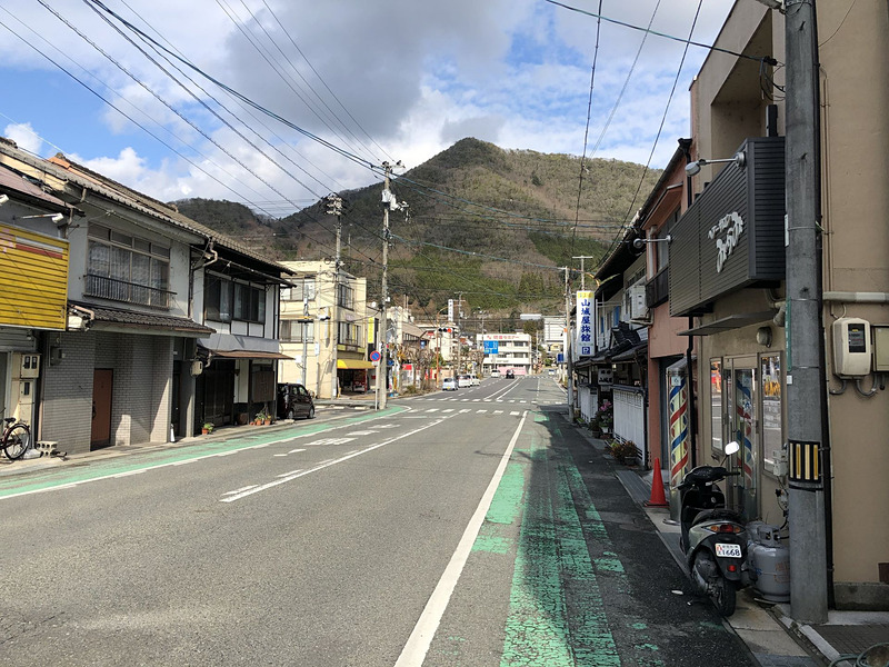 新幹線で岡山まで行きそこから特急やくも号に乗り換え、東京から計5時間あまりの道程。典型的な地方都市の風景が広がる