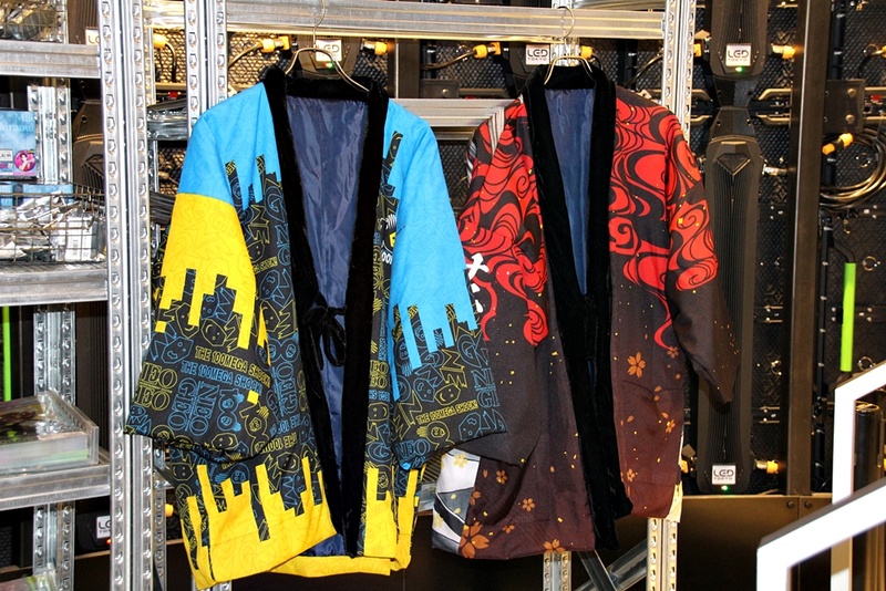 NEOGEOゆかりのアイテムたち。風呂桶が異彩を放つ