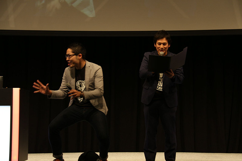 メインMCを務めたお笑い芸人ののばしぼんの2人。いきなり篠原さんが説明中に、若林さんが別のカメラにアピールし出すという持ちネタを披露