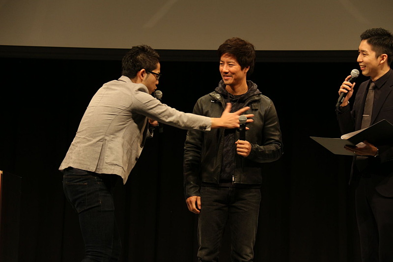 スペシャルゲスト ケインコスギ氏の筋肉をペタペタ触ってからの