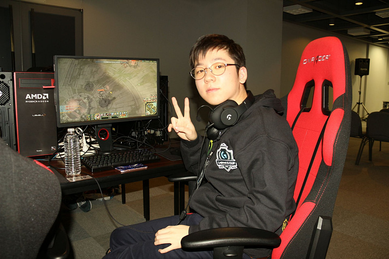 BenQのゲーミングモニター、レベル∞のゲーミングPC、ゲーミングチェアと3点揃った環境が遊び放題。モデルは試合前の練習を行なう赤バフ選手