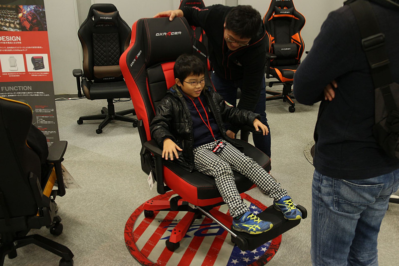 DXRACERブースで、ゲーミング的に英才教育が施されている子供を発見。親子連れが多かったのも特徴だ