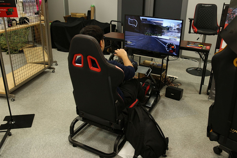 DXRACERブースで、ゲーミング的に英才教育が施されている子供を発見。親子連れが多かったのも特徴だ