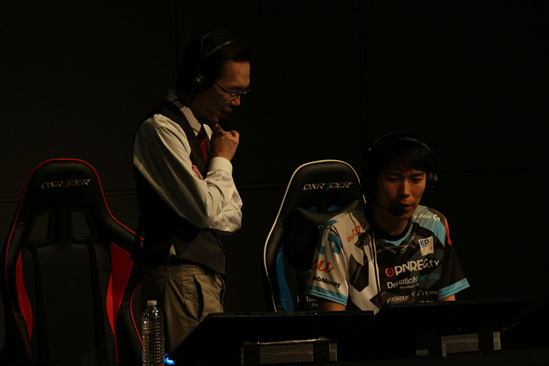 LJLのクセで興奮してくるとどうしても立ち上がってしまうeyes氏