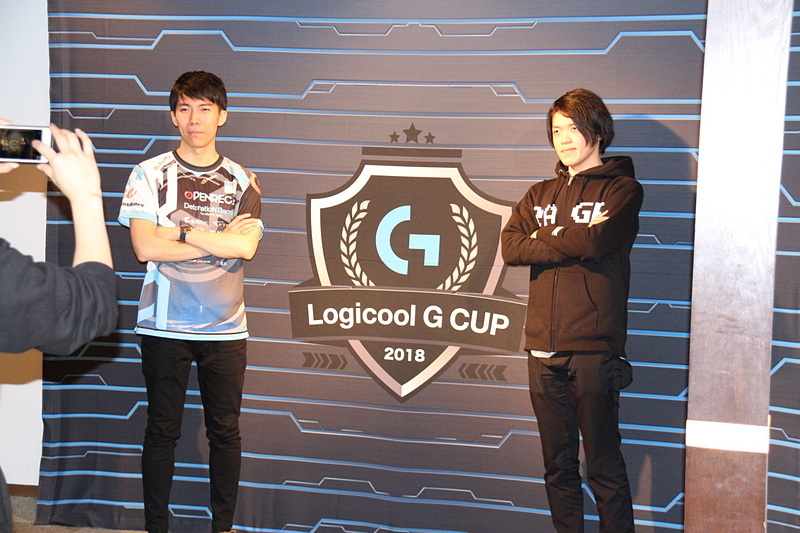 気軽に記念撮影やサインに応じていたCeros選手。やはり人気者だ