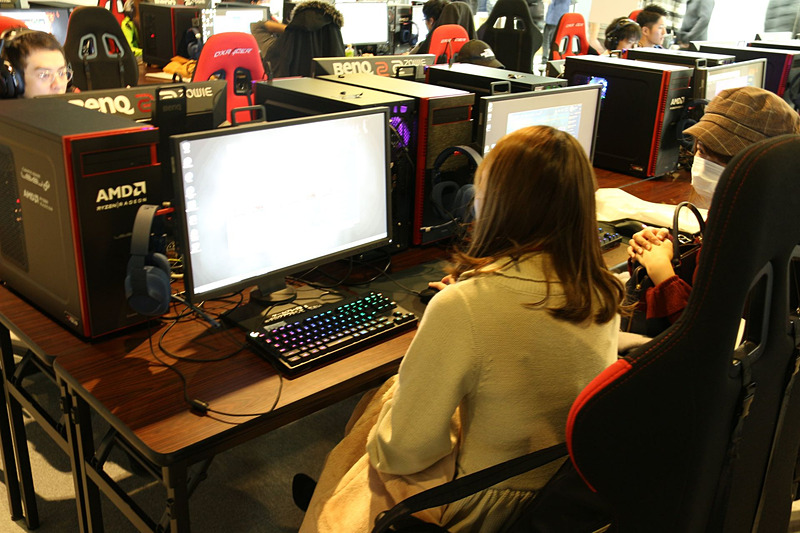 「LoL」を遊ぶ女性達。会場を観察していると女性だけの参加者も目立つ。本当にeスポーツに女性が増えてきたという印象がある