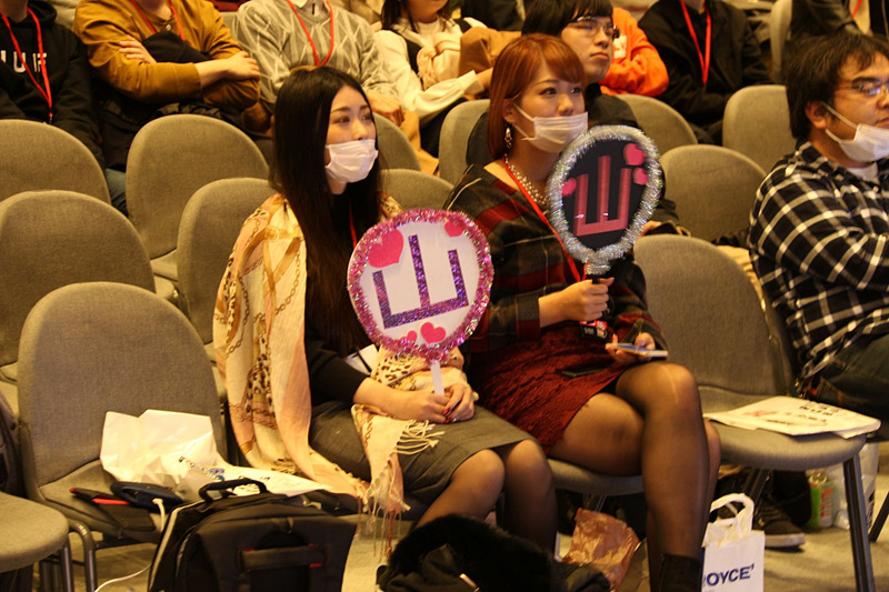 山には追っかけの女の子もいた