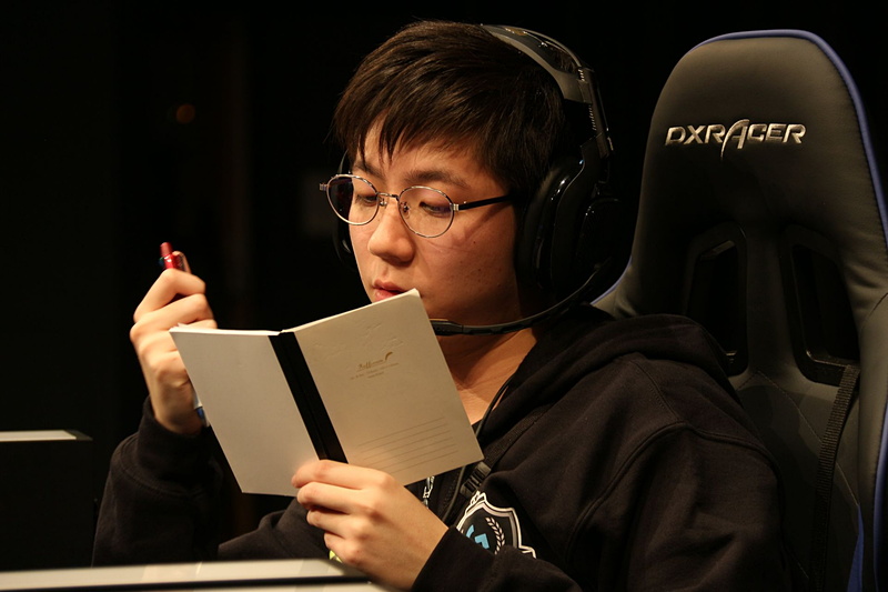 メモを繰り返し読み返す赤バフ選手