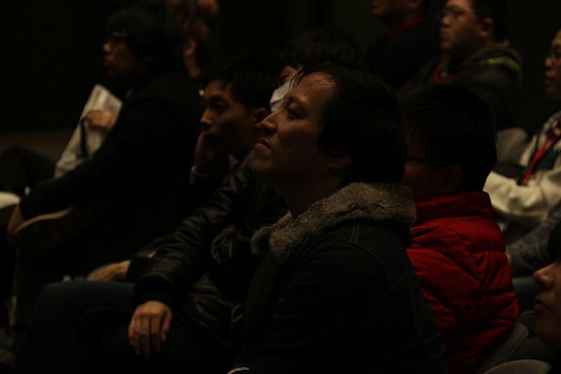 赤バフ選手の戦いを心配そうに見つめる岡山共生高校eスポーツ部顧問の柴原先生。このために岡山から応援に駆けつけたという