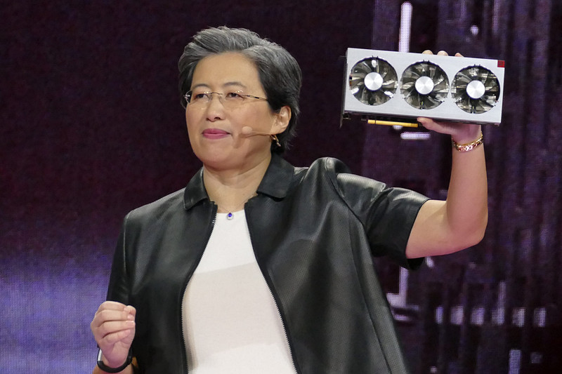 「RADEON VII」を掲げるLisa Su氏