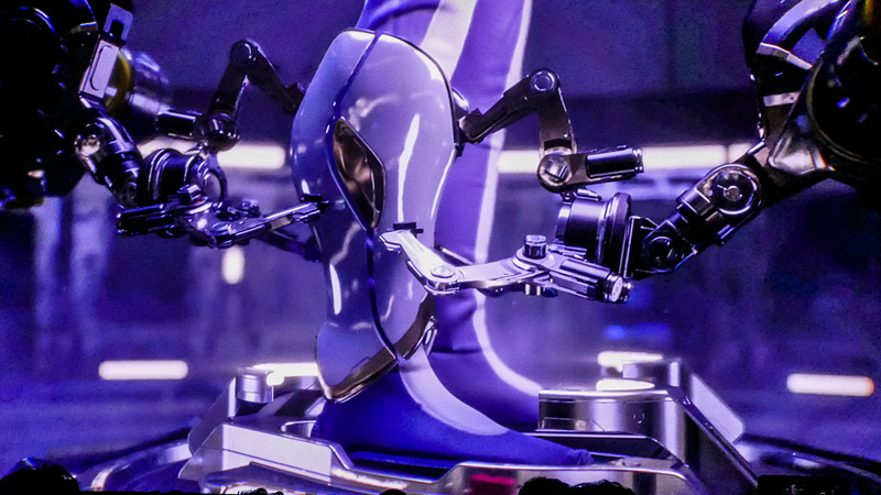 以前公開されていた踊って終わるオチではなく、どこかの惑星に射出されてしまい、勢いで埋まってしまうオチ