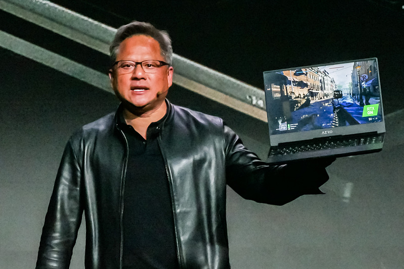 Jensen Huang氏が掲げるのはGeForce RTX 2080搭載のGIGABYTE「AERO 15-Y9」と思われる