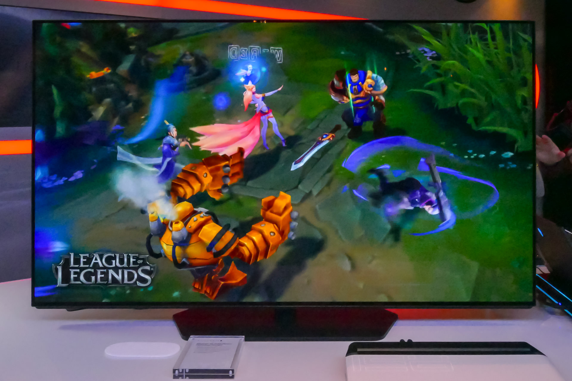 DELLブースでは55インチOLEDで「LoL」対応をアピール