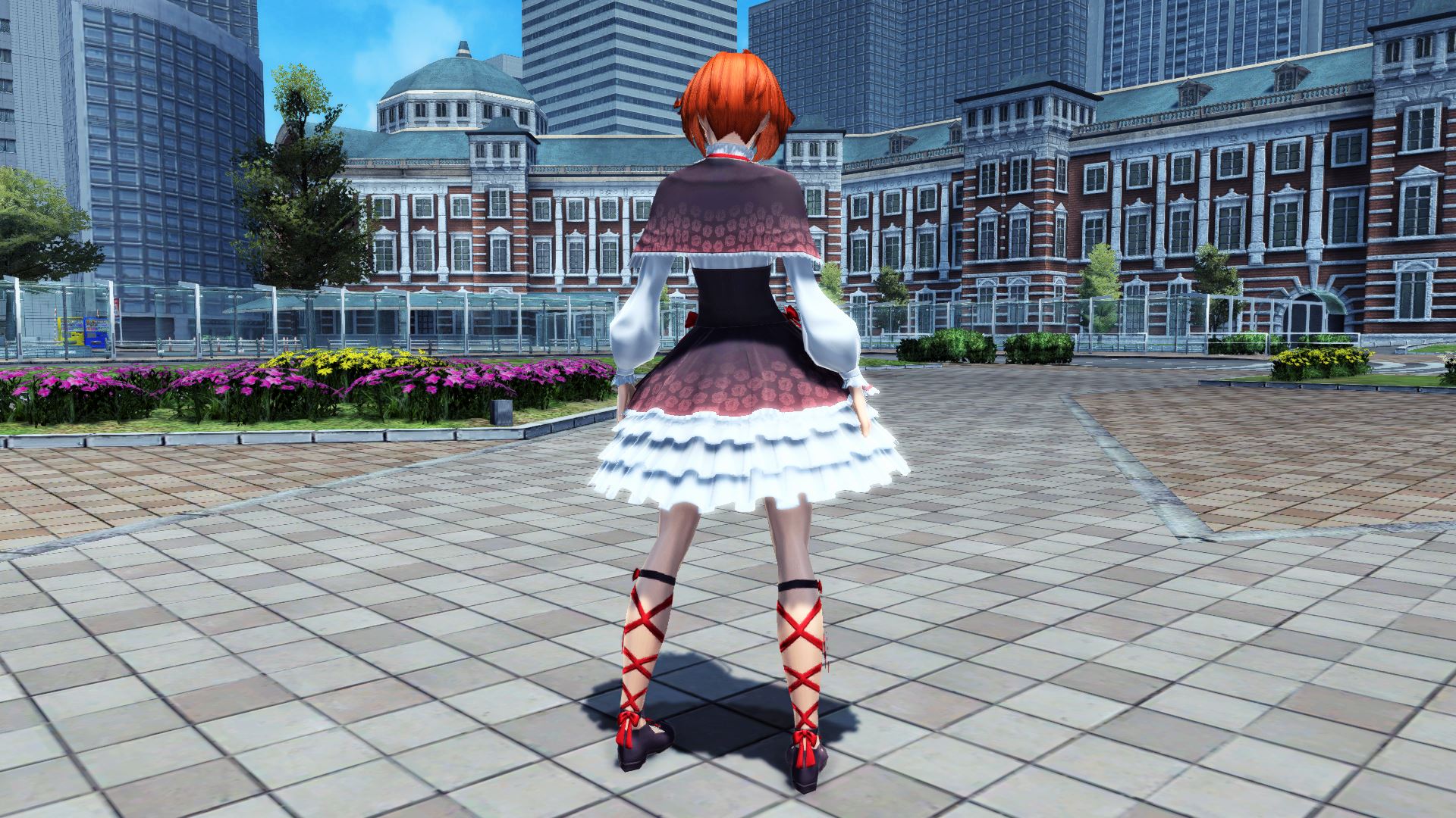 もっと欲張りたいレディのための一着。ふんわりフリルも、大輪の薔薇も遠慮なく盛って、甘い季節の主役に！