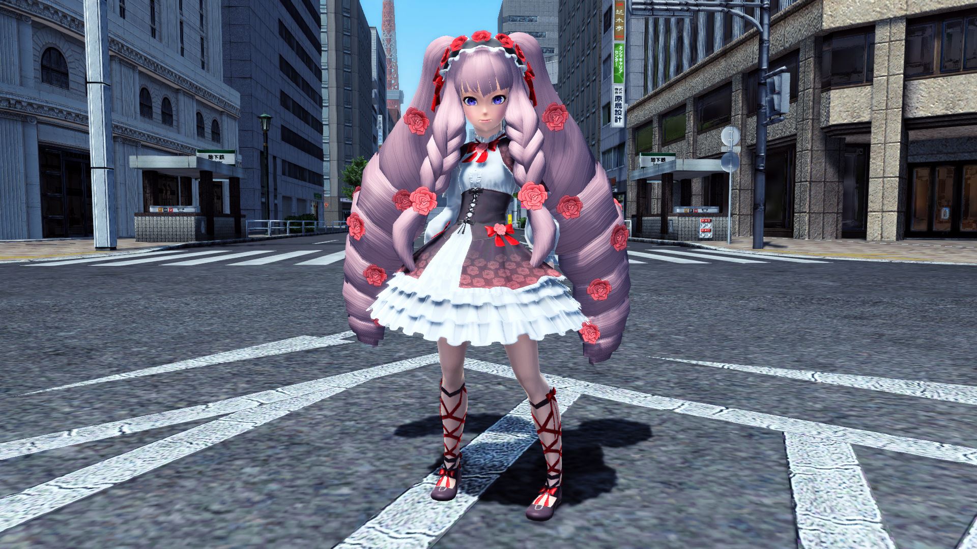 もっと欲張りたいレディのための一着。ふんわりフリルも、大輪の薔薇も遠慮なく盛って、甘い季節の主役に！