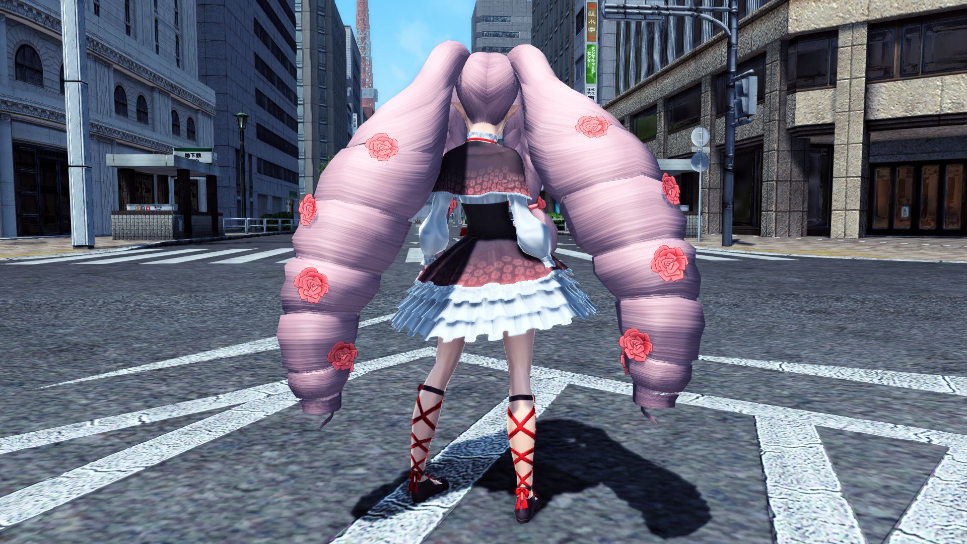 もっと欲張りたいレディのための一着。ふんわりフリルも、大輪の薔薇も遠慮なく盛って、甘い季節の主役に！