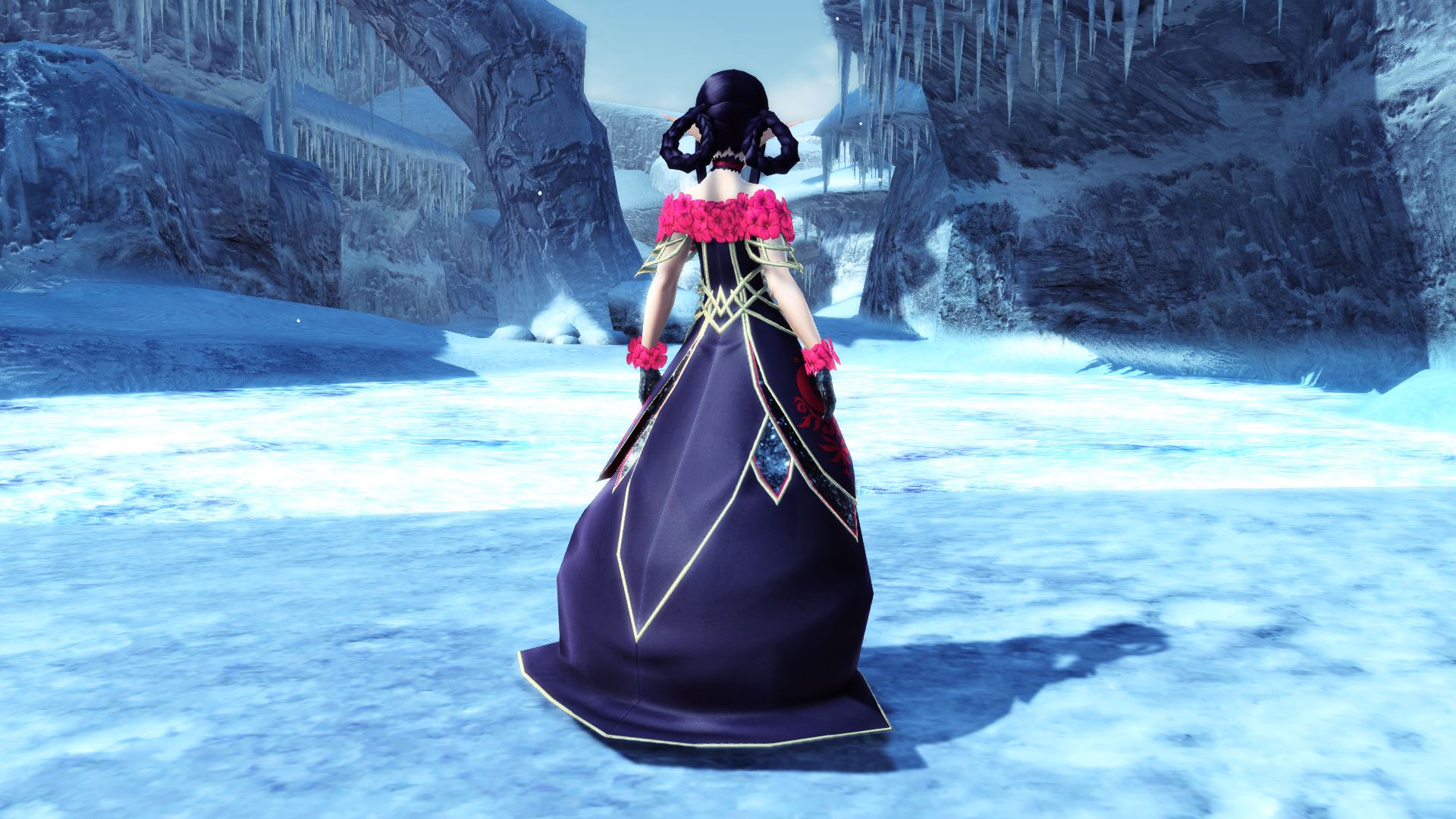 美の女神と称されていたアウロラが【若人】と化した際にまとった戦闘衣。禍々しくも美しい絢爛さを誇る