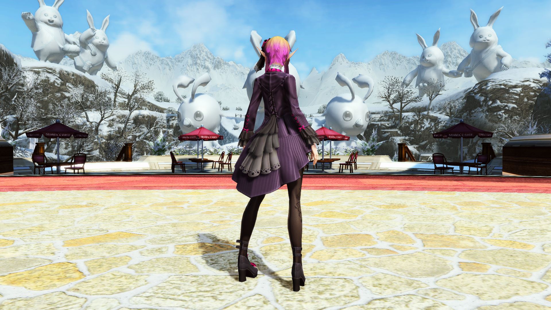 甘い季節のために、ちょっぴり大人味に仕立てた一着。洗練したシックさの中にさりげなく上質な色気を漂わせている