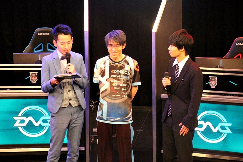 試合後のインタビューに応じるEvi選手